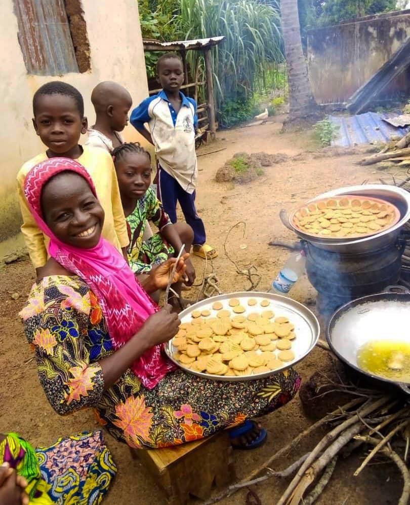 C'est avec ce sourire au travail de Sala, nous vous souhaitons une semaine fructueuse et réussie.
Sala, 17 ans, grâce aux enseignements en compétence de vie et leadership reçus dans l'Espace Sûr <a href="/sweddbj/">Projet SWEDD-Bénin</a> tient aujourd'hui un petit commerce qui participe à la rendre autonome.