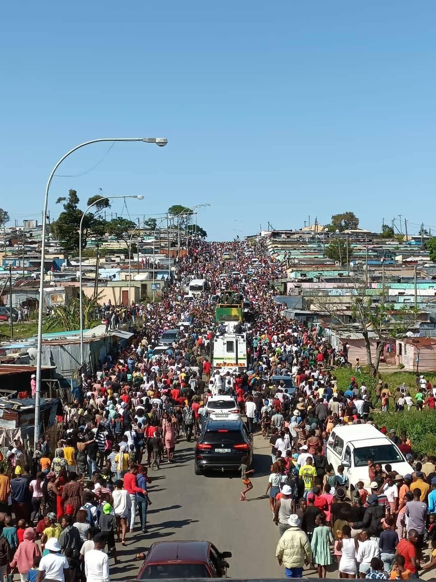 joy_zelda's tweet photo. ICONIC β€οΈβπ₯ β€οΈβπ₯ β€οΈβπ₯
East London
#SpringbokTrophyTour Rupert Siya Kolisi Julius Malema https://t.co/HCGBptAqrk