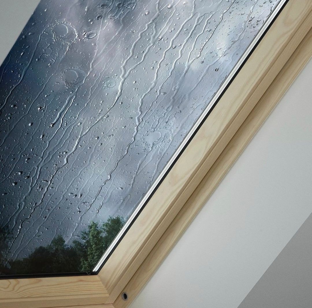 _CUFA_'s tweet photo. #VENTANAS// 🌧 Desde 2020 todas las ventanas #VELUX tienen efecto reducción de ruido de lluvia ☔️ debido a un recubrimiento específico que aisla sonidos. 

CUFA - Instaladores de ventanas VELUX en cubiertas de pizarra en #Valdeorras

👉 https://t.co/4fzhfq9c9P https://t.co/OU7zCIvAXO