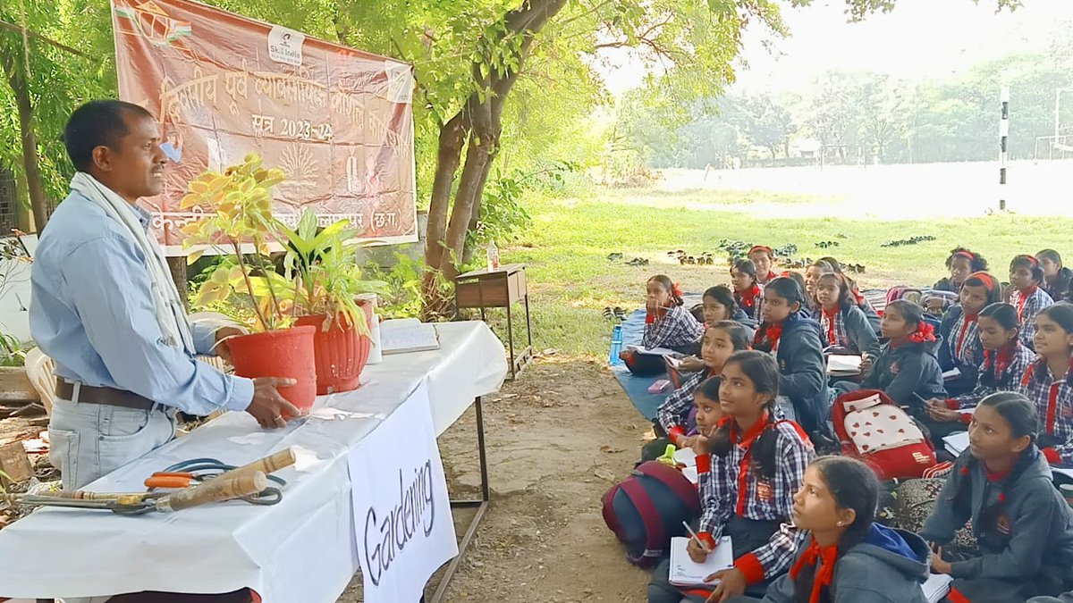 bilaaspur's tweet photo. "To nurture a garden is to feed not just the body, but the soul" Pre vocational course on gardening conducted for class 6ABCD today on 06.11.2023.
@KVS_HQ
@RaipurRo
@JHA_DHIRENDRA1
#Gardening
#prevocational
#NatureBeautiful https://t.co/oGw5HW93oa