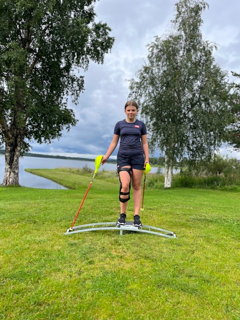 ActiveLifeFound's tweet image. Tova har tränat hela sommaren och har nyligen genomfört ett Biodextest som visar att hon åter är redo för skidåkning. "Tack igen för ert generösa bidrag till mitt knäskydd" säger hon till #activelifefoundation.
#hjälperskadadeidrottare, #idrottsrehabilitering,
#knäskydd,