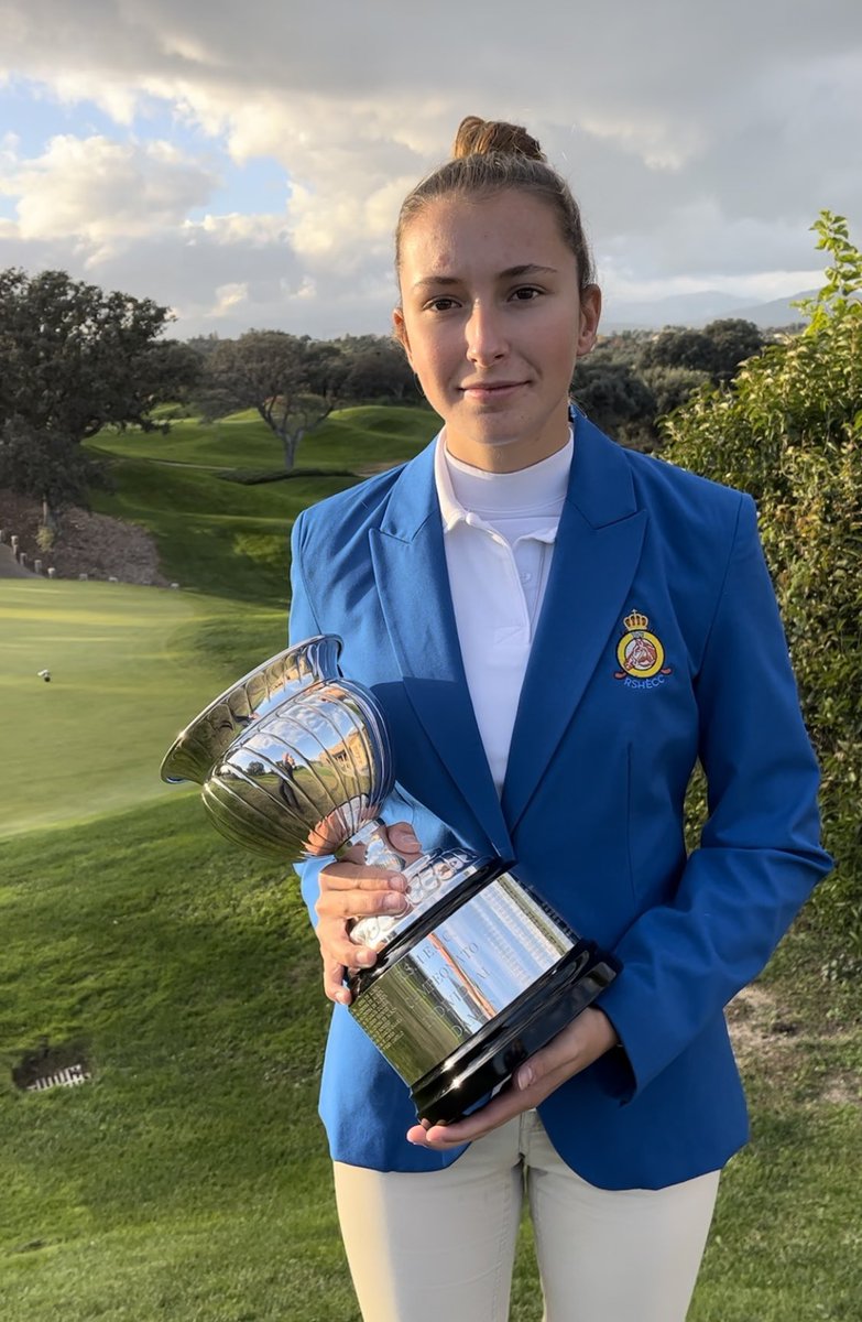 Rocío Tejedo brillantísima campeona de La Hípica. Sucede a Cayetana Fdez García Poggio ganadora el año pasado. Marta Silva Zamora, segunda a un golpe, demostró el gran golf que atesora y seguro que será mas pronto que tarde campeona de la RSHECC
<a href="/rfegolf/">rfegolf</a> <a href="/Fedgolfmadrid/">Real Federación de Golf de Madrid</a>  #rshecc