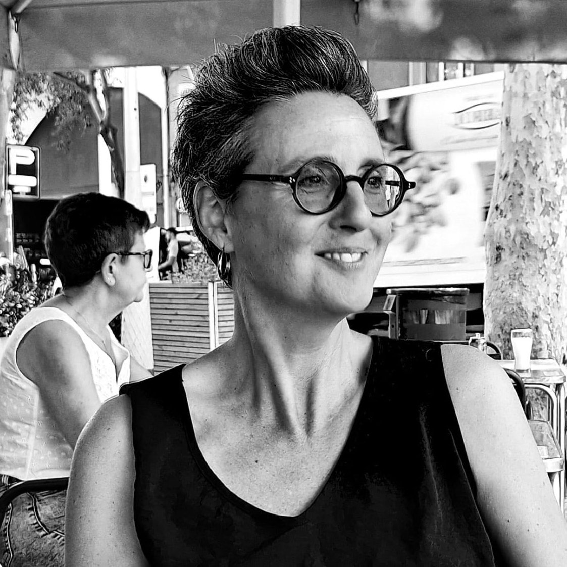 - Dissabte | <a href="/RieraElisabet/">Elisabet Riera</a> ens parlarà de la seva novel·la 'Una vegada va ser estiu la nit sencera' i pensarem en els Pirineus i els seus caminants solitaris: t.ly/pNiXF

Us hi esperem! 💛