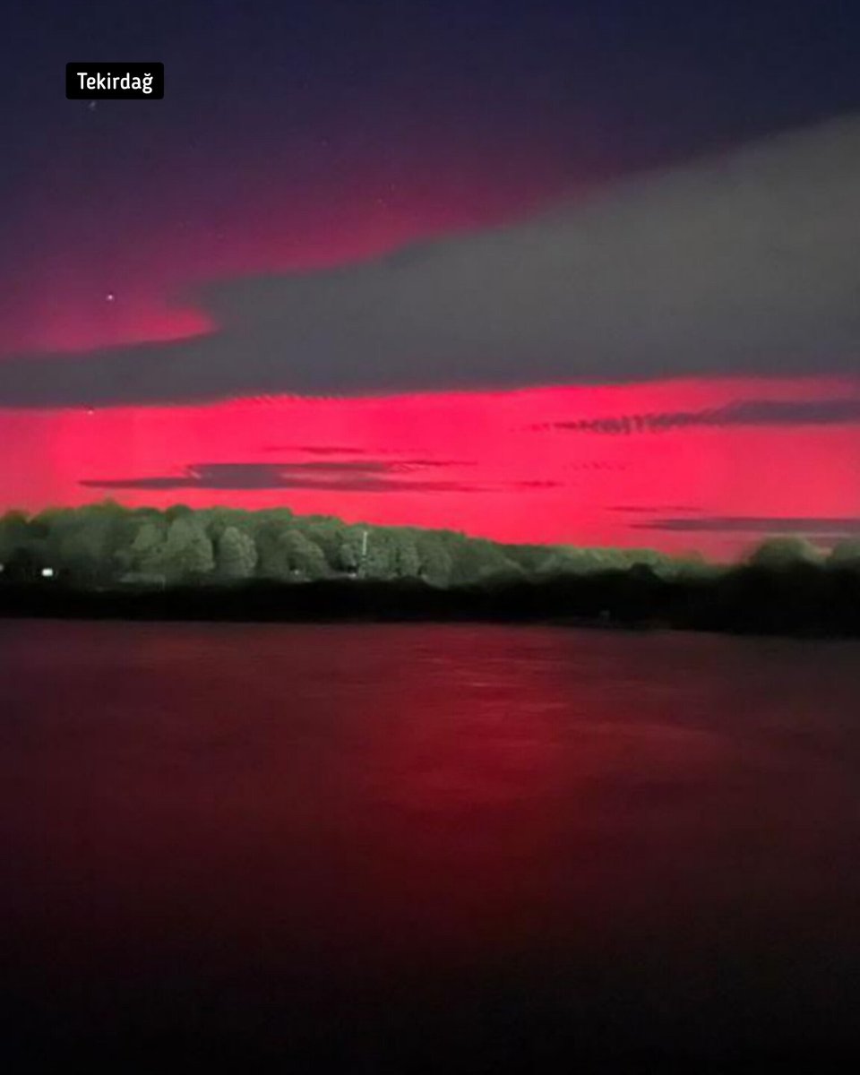 tuajans's tweet photo. Güneş’te meydana gelen jeomanyetik fırtınalar sebebiyle Avrupa ve Türkiye'nin birçok bölgesinde Auroralar gözlemlendi.💥☀️🌌

25. Güneş döngüsünün etkileri devam ediyor. 11 yıllık döngünün zirvesi tahmin edilenden daha erken ve daha güçlü olacak.

2 Kasım'da Güneş'in Koronal Kütle Atımı (KKA) etkisi ile G3 (Güçlü) düzeyde jeomanyetik fırtına uyarıları verildi. Koronal Kütle Atılımları Güneş'in koronasından büyük miktarda plazma ve manyetik alan atılımıdır. Bazıları Dünya'ya 15-18 saat kadar kısa bir sürede ulaşırken bazılarının ulaşması günlerce sürebilir. 31 Ekim-2 Kasım tarihlerinde gerçekleşen KKA’nın, 5-7 Kasım tarihleri arasında Dünya’da etkisini göstermesi bekleniyor.

Jeomanyetik fırtınalar Güneş fırtınalarından etkilenebilecek sistemlere bağımlı olanlara yardımcı olmak için G1'den G5'e kadar değişen 5 seviyeli bir ölçek ile derecelendirilmektedir. G1 en düşük düzey, G5 ise en yüksek düzeyi temsil eder.

Güçlü jeomanyetik fırtınalar sebebiyle güç şebekesinde dalgalanmalar meydana gelebilir, yüksek enlem güç sistemlerinde voltaj alarmları yaşanabilir, uydu yöneliminde düzensizlikler meydana gelebilir, HF (yüksek frekans) radyo yayılımı daha yüksek enlemlerde zayıflayabilir ve Auroralar orta enlemlerde gözlemlenebilir.

Auroralar, Güneş parçacıkları ile gezegenimizin atmosferi arasındaki etkileşimden kaynaklanmaktadır ve gökyüzündeki büyüleyici ışık danslarıyla binlerce yıldır dünya çapında sayısız efsaneye ilham vermiştir. Nadir durumlarda, genellikle artan güneş aktivitesi sırasında, kuzey ışıkları orta ve güney Avrupa'ya kadar güneyde görülebilir. Bu auroraların rengi genellikle kırmızıdır.

Hafta sonu Dünya’ya ulaşan güçlü KKA etkisi ile kutup ışıklarının normalde olduğundan daha güneyde de gözlemlenmesi mümkündür.