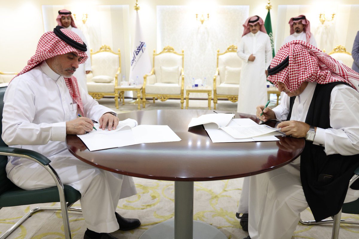 atac_ksa's tweet photo. تم بحمد الله وتوفيقه توقيع عقد تقديم خدمات استشارية بين شركة عاصم عرب للاستشارات المهنية و الغرفة التجارية بأبها نسأل الله التوفيق والسداد والنجاح معاً @abhachamber https://t.co/FpeGGx9Mlr