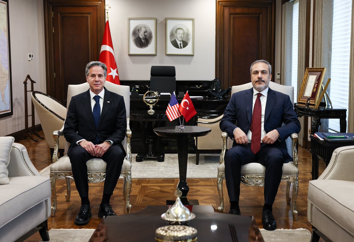 Hakan Fidan ile ABD Dışişleri Bakanı Antony Blinken görüşmesinde çekilen bir  fotoğrafta, Blinken'ın arkasında bulunan Ayyıldız içerisindeki Mescid-i Aksa dikkat çekti.