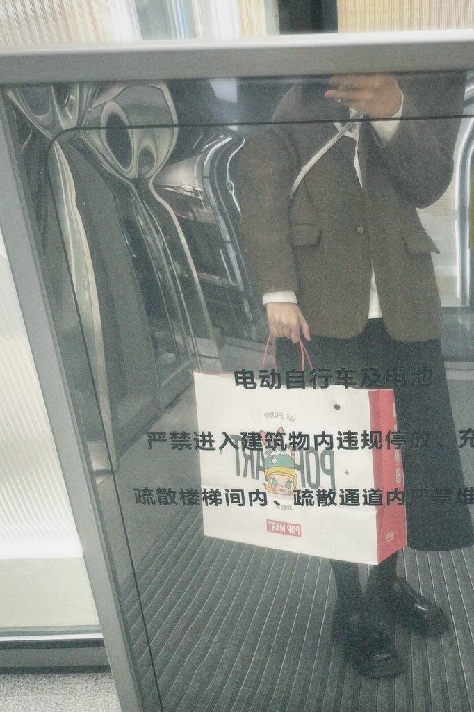 Apan_95's tweet photo. 忍不住了！给自己也买了一个！和女儿抱到同一个娃了～@ppnaravit @phuwintang 
#ppnaravit #phuwintang https://t.co/U8EqL2iqL6