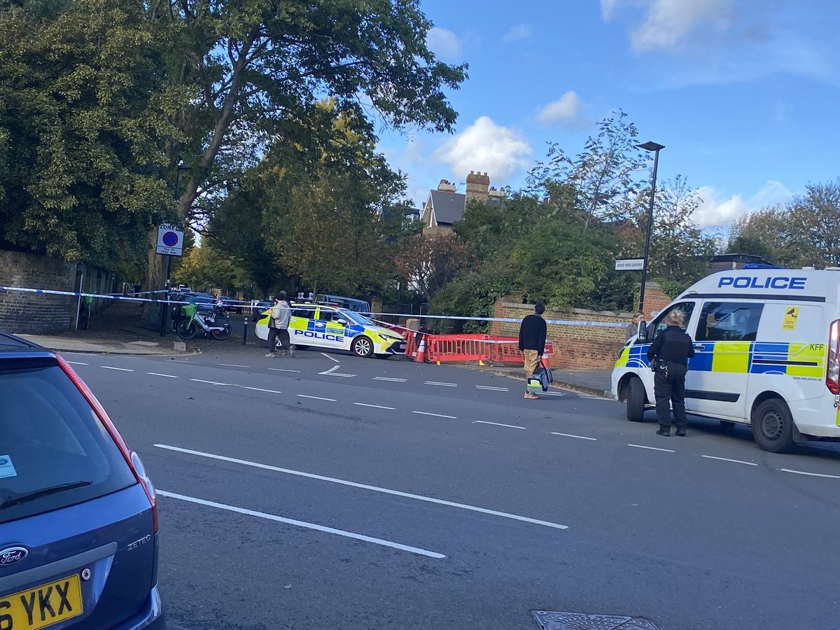 Explosive device of some kind found in a house. All roads closed. Grove Park Road. #Chiswick