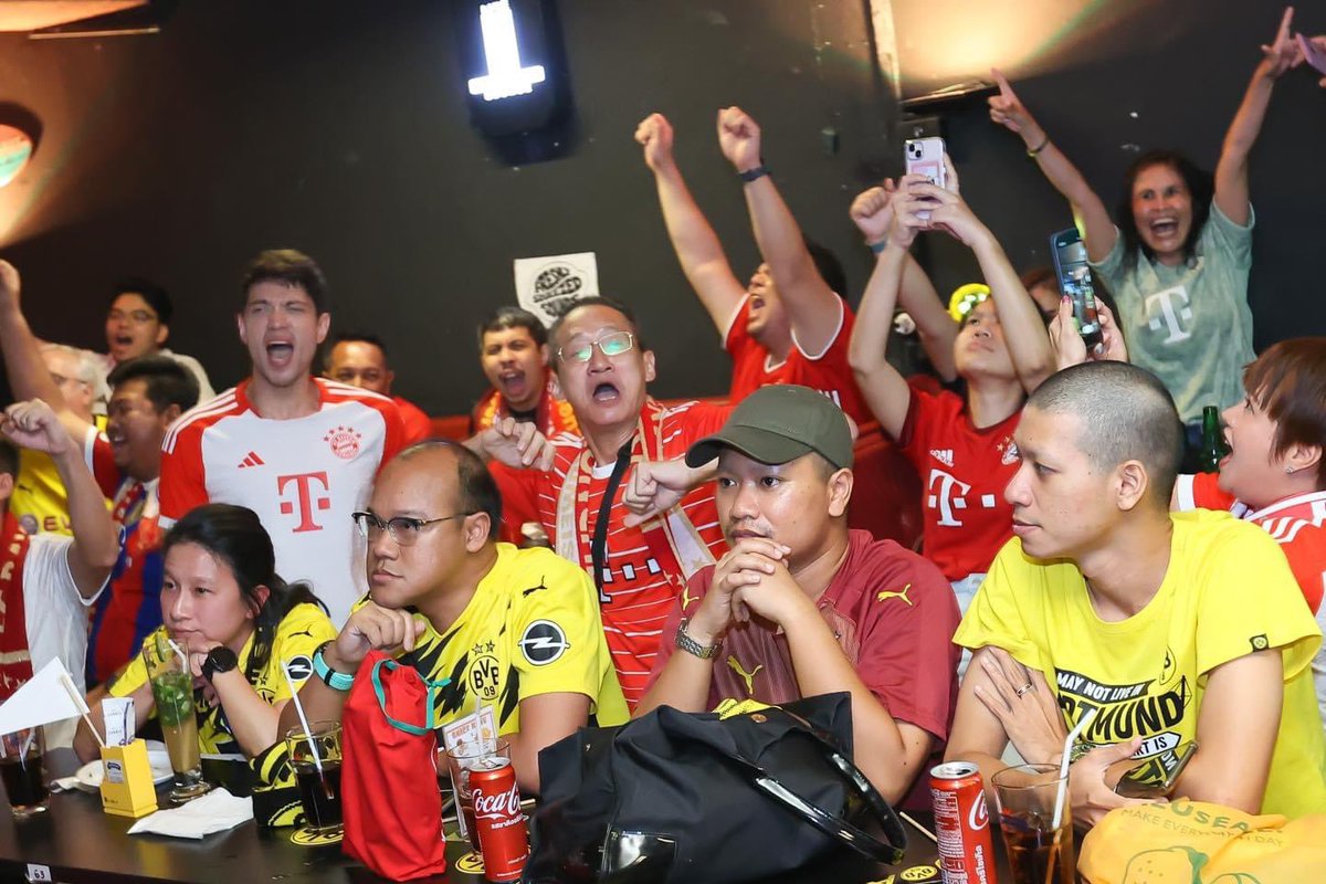 FCBayern_TH's tweet photo. เก็บตกภาพบรรยากาศ Der Klassiker Watch Party เมื่อคืนวันเสาร์ที่ผ่านมา โดยความร่วมมือของบุนเดสลีกา สโมสรบาเยิร์นมิวนิก Southeast Asia และสโมสรโบรุสเซียดอร์ทมุนด์ Asia Pacific สนุกสนานมากมาย
#ครอบครัวบุนเดสลีกา #DerKlassiker #BVBThailand #FCBTH #FCBayernSouthEastAsia https://t.co/CEVNbdis3t