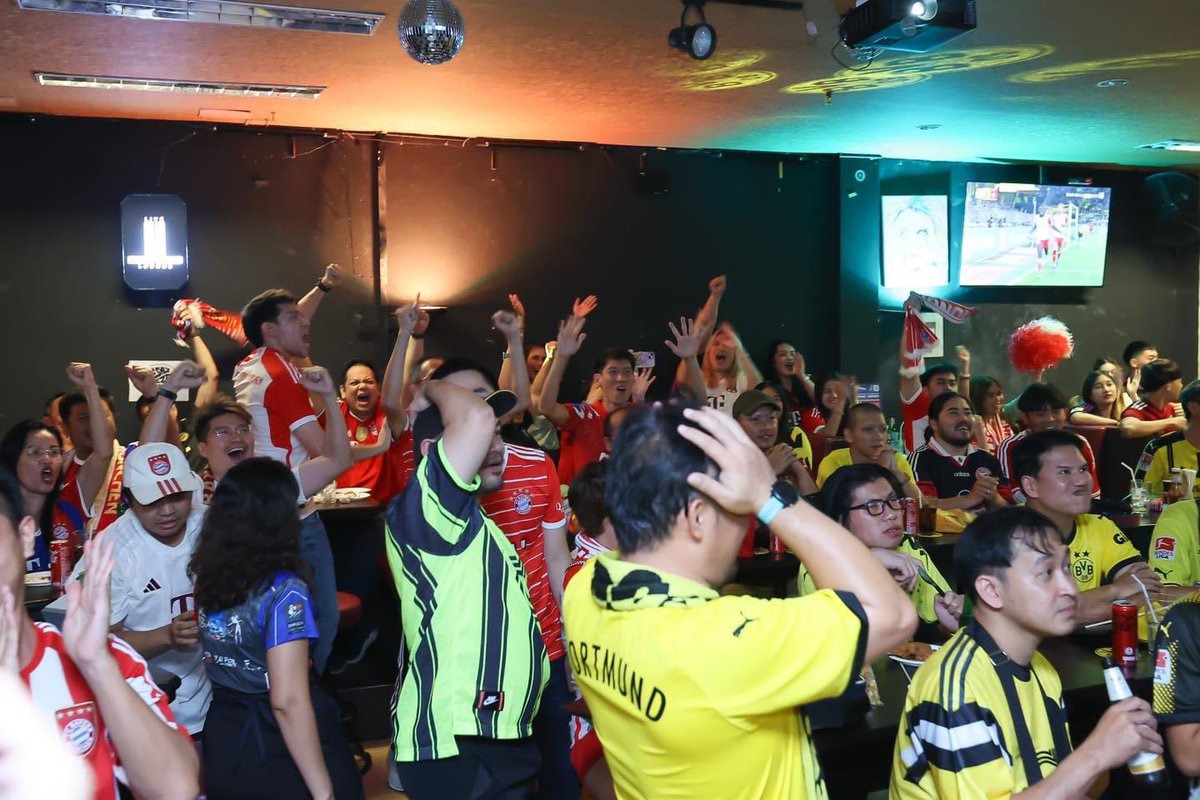 FCBayern_TH's tweet photo. เก็บตกภาพบรรยากาศ Der Klassiker Watch Party เมื่อคืนวันเสาร์ที่ผ่านมา โดยความร่วมมือของบุนเดสลีกา สโมสรบาเยิร์นมิวนิก Southeast Asia และสโมสรโบรุสเซียดอร์ทมุนด์ Asia Pacific สนุกสนานมากมาย
#ครอบครัวบุนเดสลีกา #DerKlassiker #BVBThailand #FCBTH #FCBayernSouthEastAsia https://t.co/CEVNbdis3t
