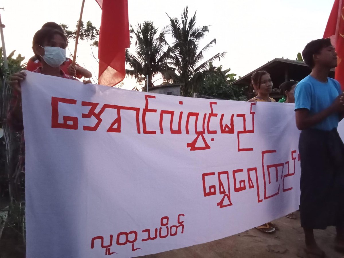 KYITHAR95368969's tweet photo. Shwe Yae Kyi’s protest movement led by local residents from #Yinmarbin Twp, #Sagaing Region, staged an evening strike to oppose the #MilitaryDictatorship on Nov6.

#WarCrimesOfJunta                              
#2023Nov6Coup        #WhatsHappeningInMyanmar https://t.co/TmMjfhqlxG