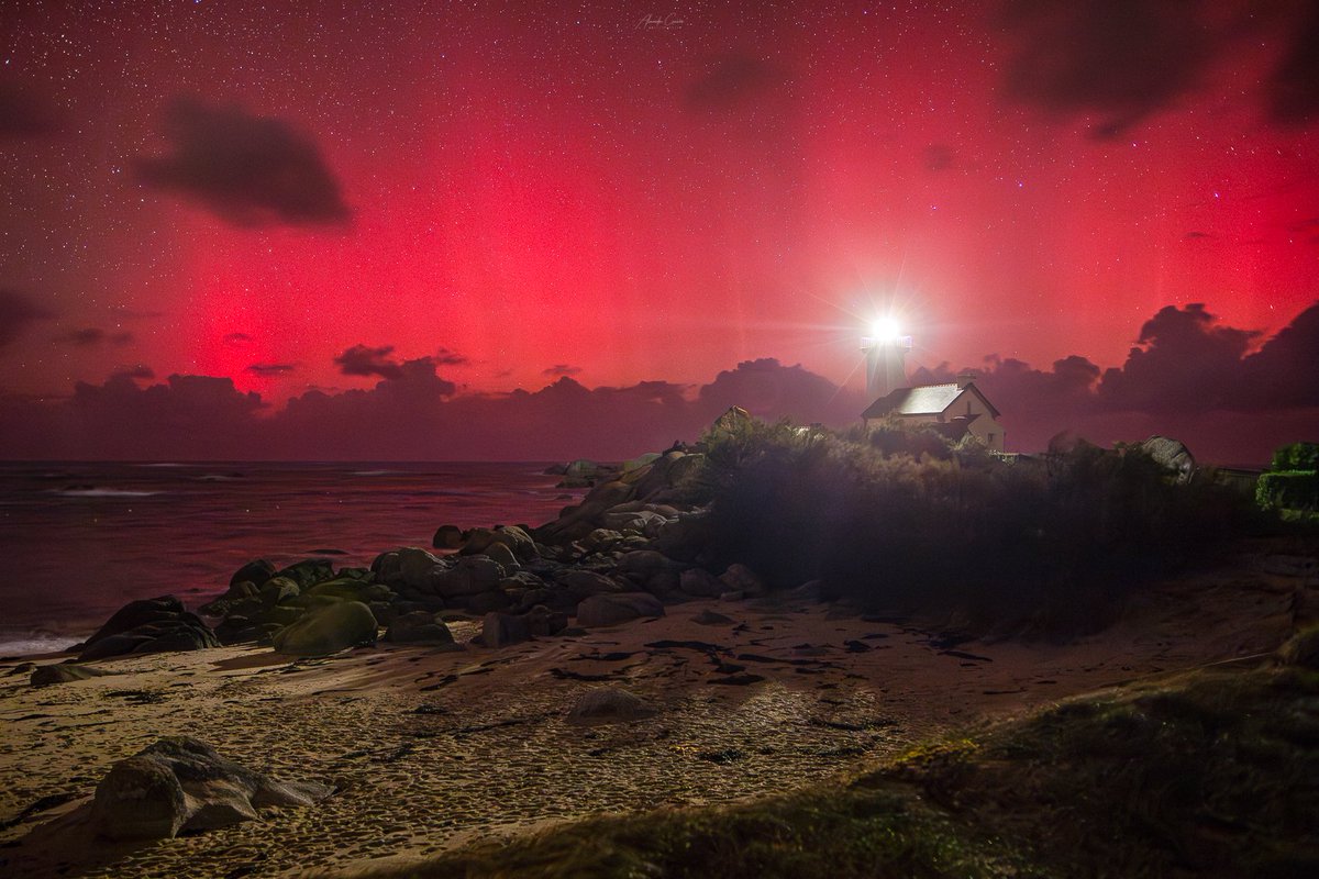 cyandro's tweet image. --- Tempête géomagnétique ---
La nuit dernière, une salve d'aurores boréales à pu être observée en France, et notamment ici en Bretagne, au phare de Pontusval. 
#auroraboreale #AuroreBoreale #northernlights #AURORE #AURORABOREAL #Bretagne #France2 #auroresboréales #Finistère