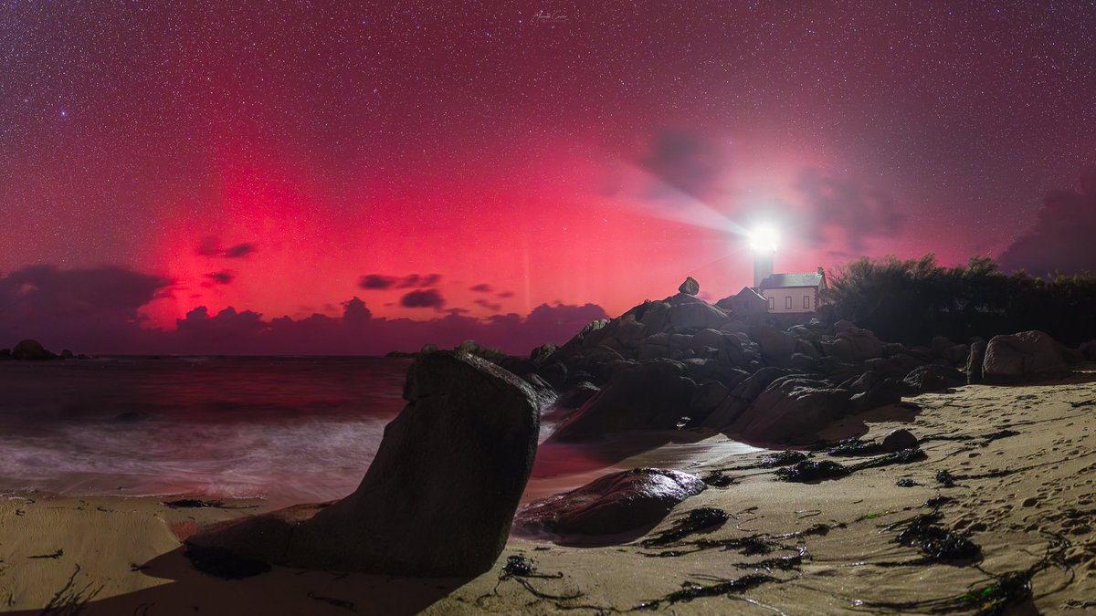 cyandro's tweet image. --- Tempête géomagnétique ---
La nuit dernière, une salve d'aurores boréales à pu être observée en France, et notamment ici en Bretagne, au phare de Pontusval. 
#auroraboreale #AuroreBoreale #northernlights #AURORE #AURORABOREAL #Bretagne #France2 #auroresboréales #Finistère