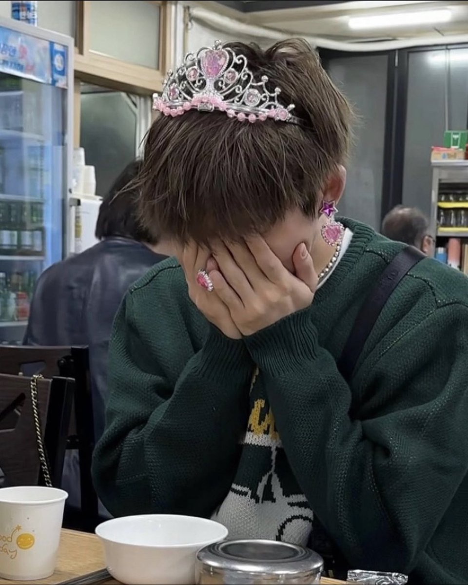 hanbinsnaps's tweet photo. princess kim hanbin y'all. https://t.co/Hs8HwIb2Ka