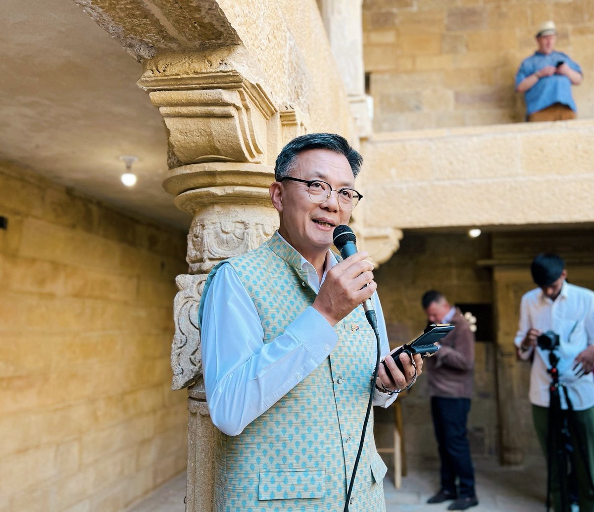 RokEmbIndia's tweet photo. Ambassador @ChangJaebok1 had the pleasure of introducing traditional Korean percussion performance, Samulnori at the opening ceremony of Sound Art Exhibition in Jaisalmer Fort on November 4, 2023. Our incredible Samulnori team charmed the audience with talent and passion. https://t.co/qG3DL2iXAb