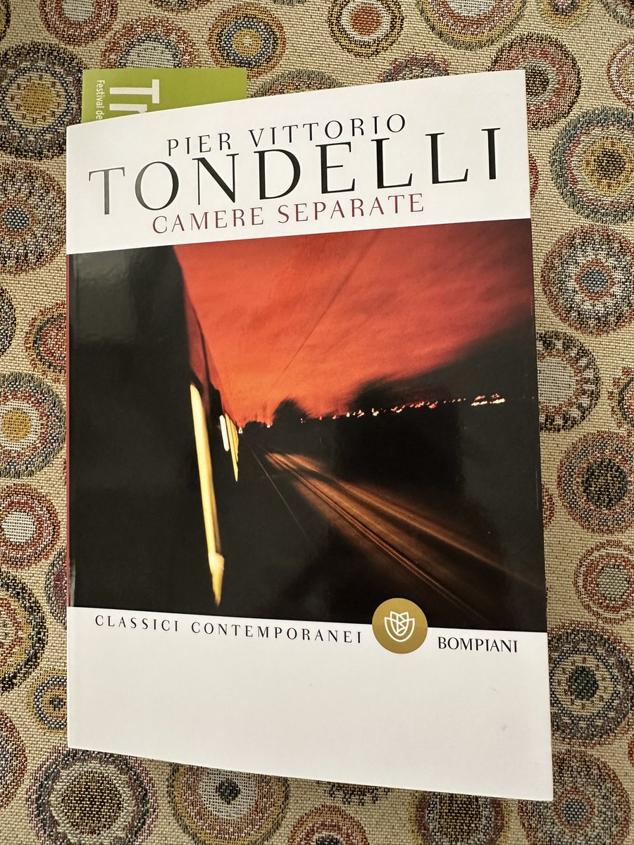 One_more_red's tweet image. #libri 
Le librerie giunti hanno messo questo libro nella sezione outlet. 50% di sconto, costo 6,50 euro. Un consiglio per chi volesse recuperare questo libro splendido, correlato da un’interessante sezione finale denominata “Bonus Track” in cui sono contenuti svariati pezzi.
