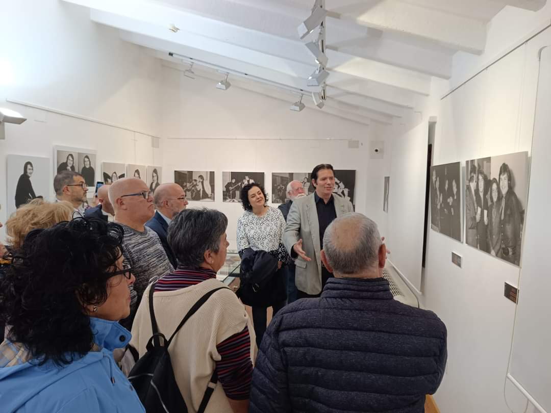 El pasado viernes se inauguró en Sax la 𝐞𝐱𝐩𝐨𝐬𝐢𝐜𝐢𝐨́𝐧 ❞𝐍𝐢𝐧𝐨 𝐁𝐫𝐚𝐯𝐨/𝐉𝐨𝐬𝐞́ 𝐓𝐨𝐫𝐫𝐞𝐬 - 𝐔𝐧𝐚 𝐌𝐢𝐫𝐚𝐝𝐚 𝐀𝐫𝐭𝐢́𝐬𝐭𝐢𝐜𝐚❞ en el CEAHM Alberto Sols. Esta muestra ofrece un viaje emocional a través de 40 fotografías y decenas de objetos.

#AñoNinoBravo