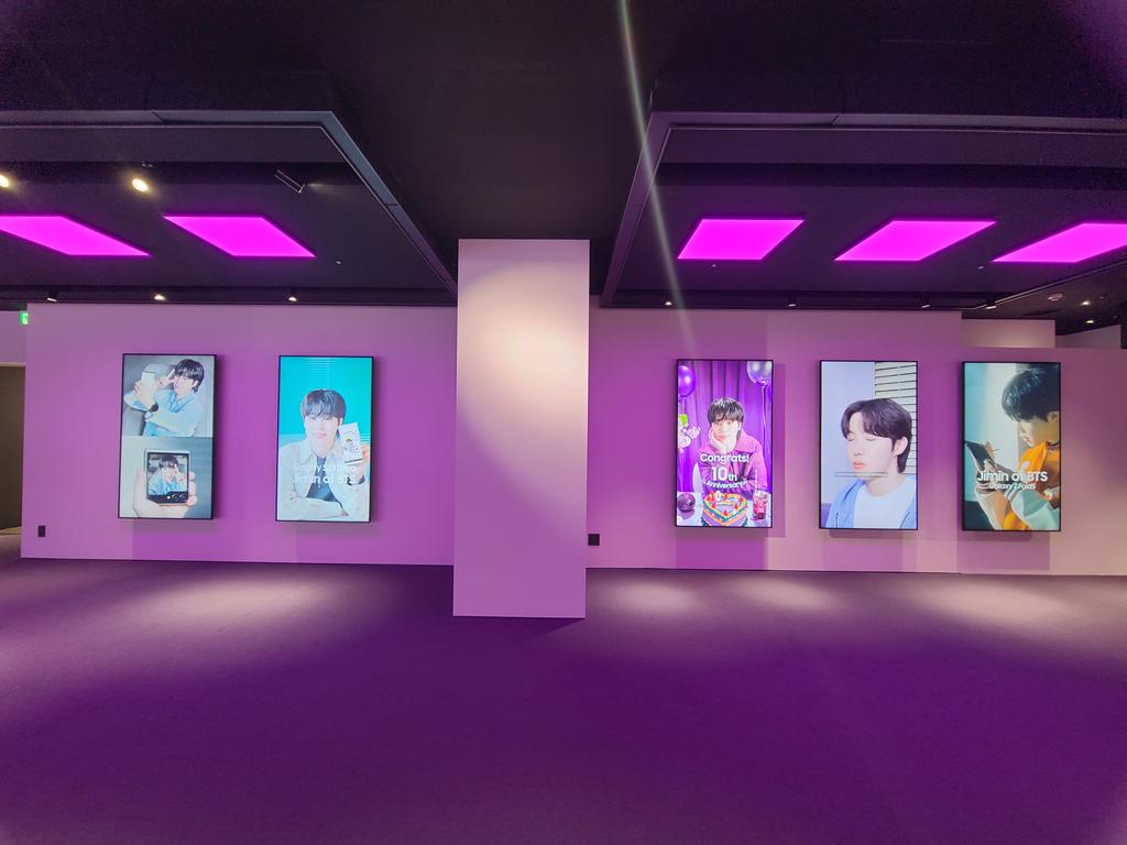 fatcheeksariel's tweet photo. Purple room in Tokyo Galaxy store!! 💜💜💜💜💜😍😍😍😍😍 #galaxyharajuku #galaxyzflip5 #galaxywatch6 https://t.co/wGzXJLF5K1
