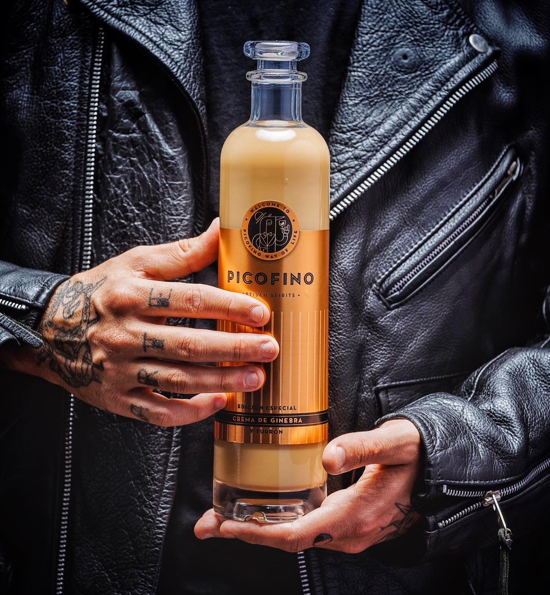 picofinoclub's tweet photo. Bella por fuera, artesana por dentro 👌😎 Nuestra etiqueta dorada para la NUEVA CREMA DE GINEBRA DE TURRÓN 👉 sorprendente, intensa, canalla y elegante. 

Un nuevo concepto con tan solo 15º de alcohol,  que será el regalo estrella de esta Navidad y la queen de las cestas 🎁 https://t.co/k97WKWqOro