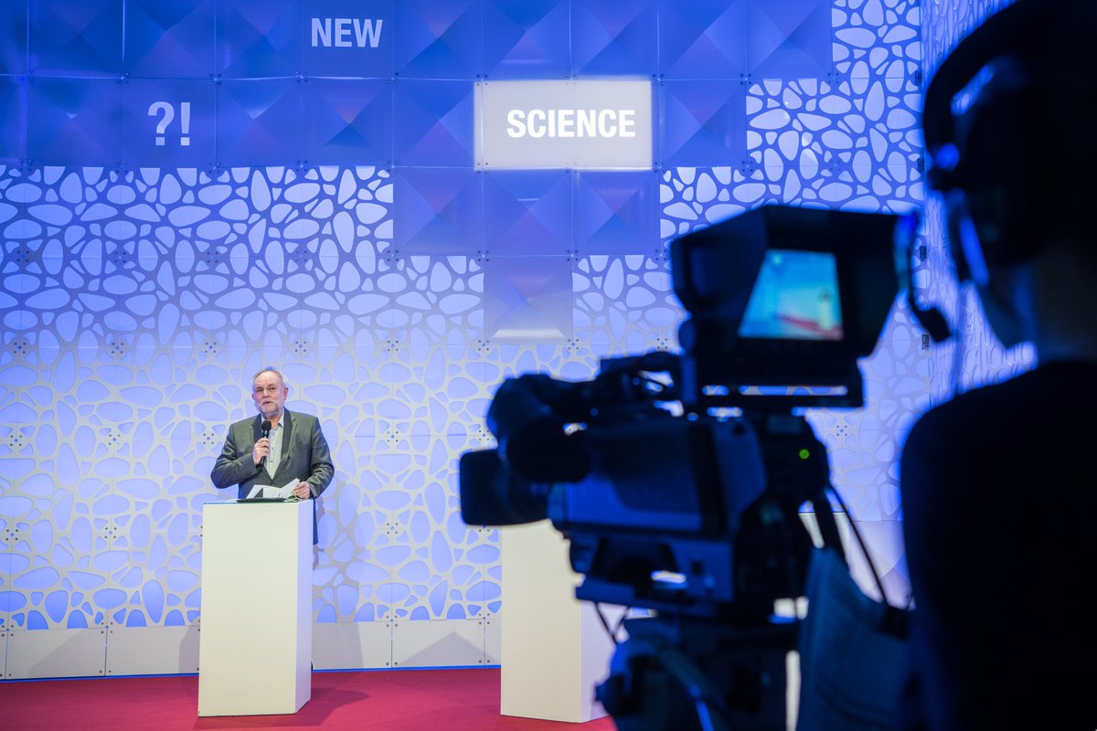 RWTH's tweet image. #NextGenerationUniversity – Shaping the Future of Universities: Networking- und Arbeitstreffen am 07.11. um 15 Uhr im Jazzclub Kunstfabrik Schlot (Invalidenstraße 117, 10115 Berlin) als Teil der #BerlinScienceWeek:

➡️rwth-aachen.de/go/id/wtgfm

📸: Stefanie Loos

#RWTH #university