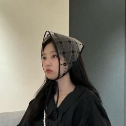 NEWSJENNlE's tweet image. 제니, 머리에 손수건 두른 ‘젠득이’ (출처 : 스포츠경향 | 네이버 TV연예) naver.me/GFYCe41T #JENNIE