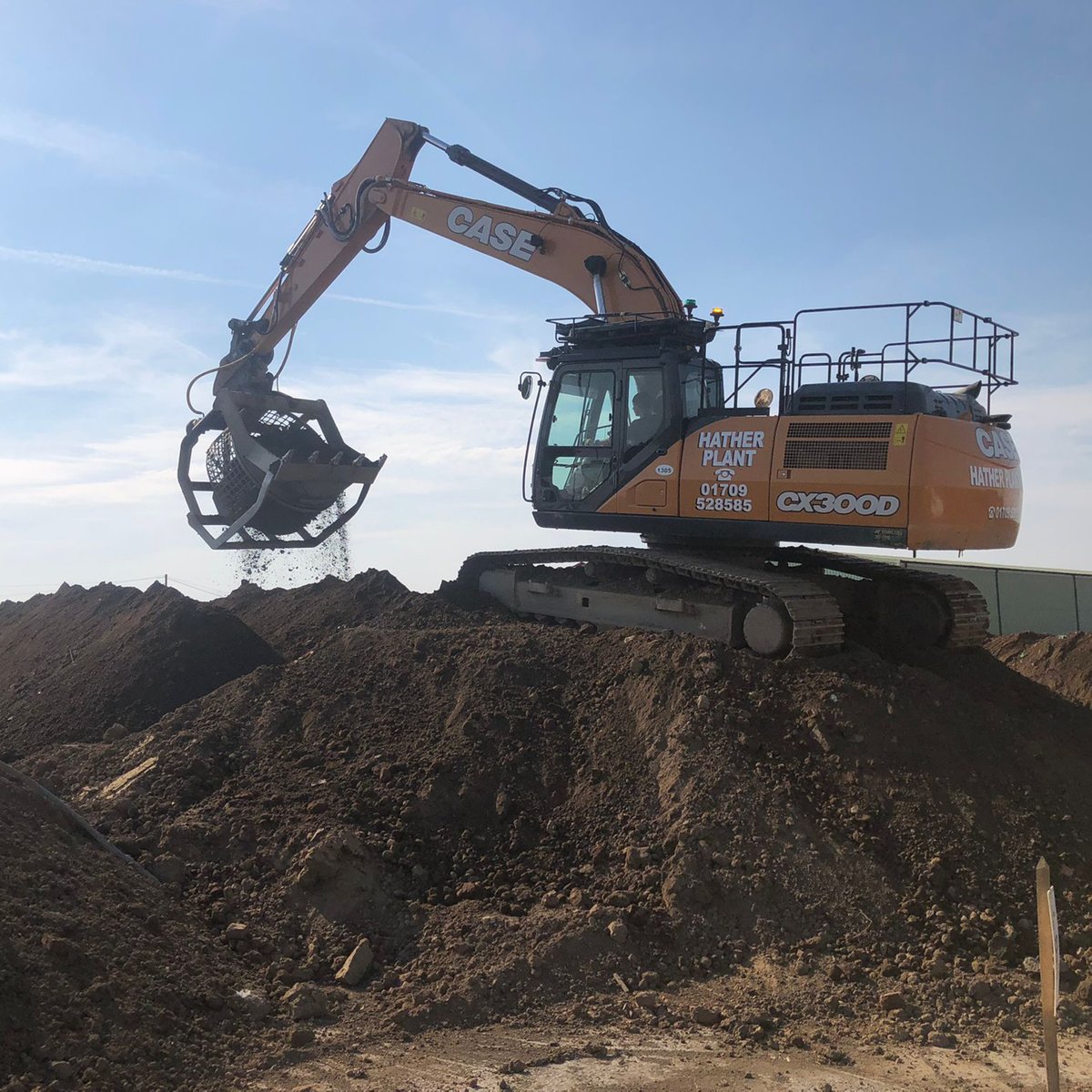 Our CASE CX300D pictured working at Doncaster 🤩! Thanks to Giles for this one.

#excavatorhire #30tonexcavator #planthire #case300 <a href="/warwickward/">Warwick Ward (machinery) Ltd</a>