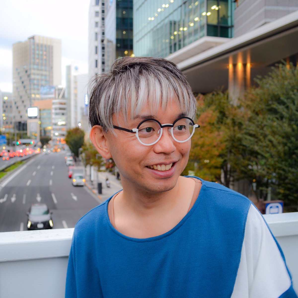 LDJ_grand's tweet photo. THEOの新作フレーム“SHINJUKU”をご紹介します。
ネオンのカラフルな光をモチーフにデザインされたこちらのモデル。世界の都市の名前がモデル名となっているのですが、こちらのモデルは皆さまご存知の「新宿」の名がつけられています。
細部までこだわりを感じさせる一本、ぜひ店頭でお試しください。 https://t.co/tK78ESqL1q