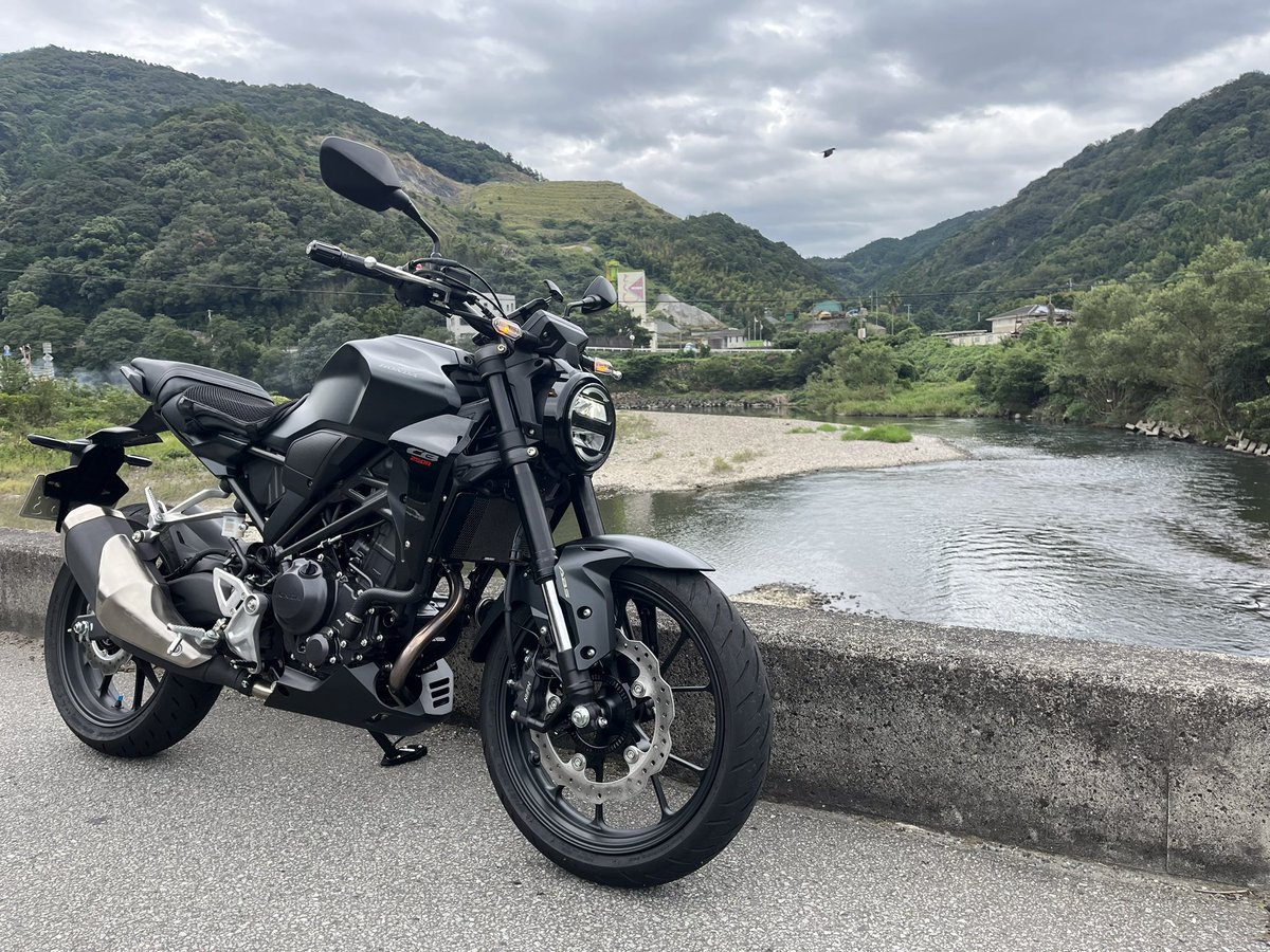 tomo_CIVICrs's tweet photo. 納車して1カ月点検を終えたので更新します!
#バイク乗りとして軽く自己紹介
名前:ともやん
性別:♂
年齢:29
住み:徳島県
ヘル:#SHOEI #z8
車種:#CB250R ( #MC52)
好き:#バイク ラーメン
一言:大学生からのリターンライダーです!よろしくお願いします!
#バイク乗りと繋がりたい https://t.co/h4xzGghQpv