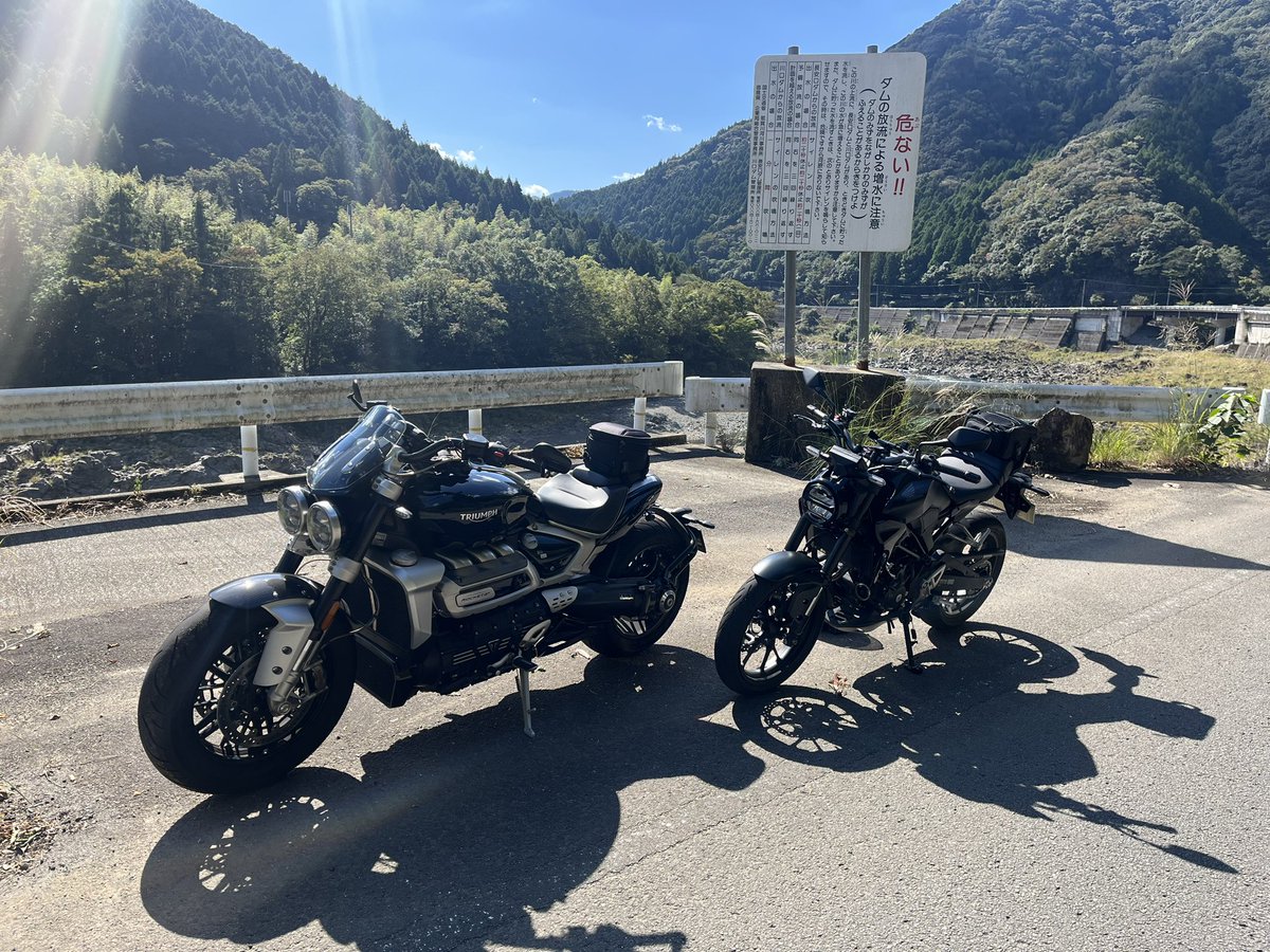 tomo_CIVICrs's tweet photo. 納車して1カ月点検を終えたので更新します!
#バイク乗りとして軽く自己紹介
名前:ともやん
性別:♂
年齢:29
住み:徳島県
ヘル:#SHOEI #z8
車種:#CB250R ( #MC52)
好き:#バイク ラーメン
一言:大学生からのリターンライダーです!よろしくお願いします!
#バイク乗りと繋がりたい https://t.co/h4xzGghQpv