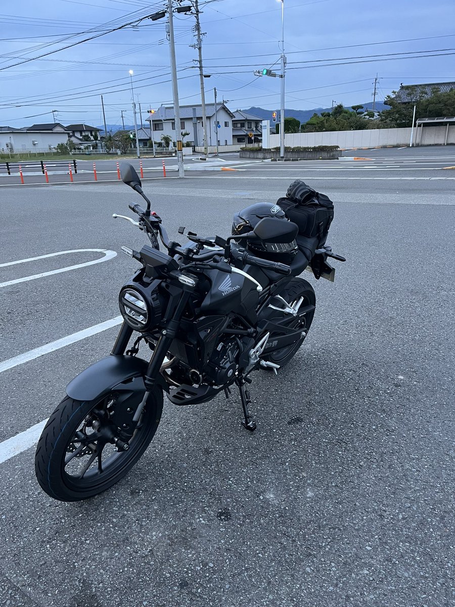 tomo_CIVICrs's tweet photo. 納車して1カ月点検を終えたので更新します!
#バイク乗りとして軽く自己紹介
名前:ともやん
性別:♂
年齢:29
住み:徳島県
ヘル:#SHOEI #z8
車種:#CB250R ( #MC52)
好き:#バイク ラーメン
一言:大学生からのリターンライダーです!よろしくお願いします!
#バイク乗りと繋がりたい https://t.co/h4xzGghQpv