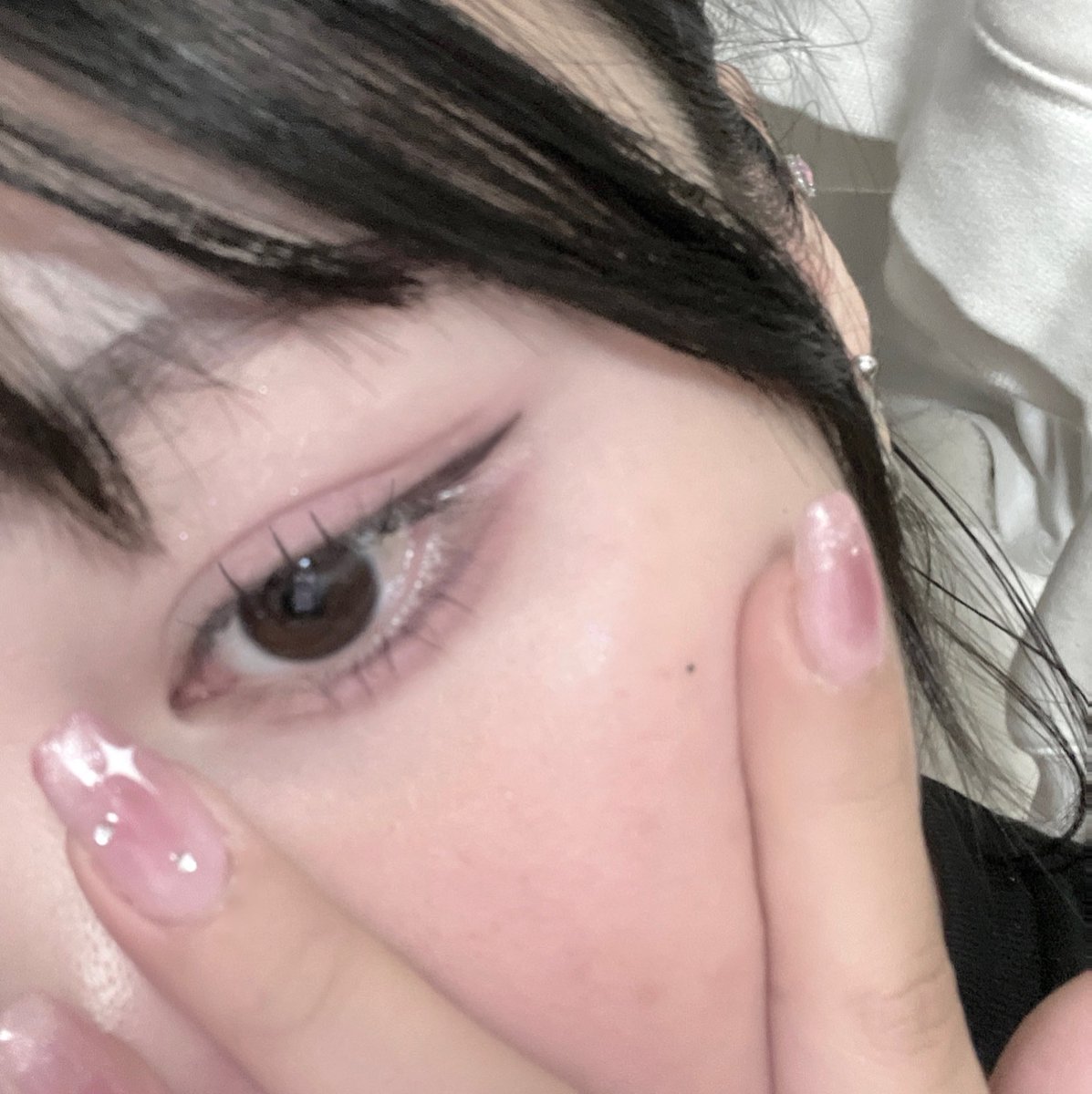 everyminecute's tweet photo. 暗めのメイク似合わないと思ってやったこと無かったんだけど、暗い色が影の役割してくれるからか分からないけど、写真映えしまくるね、、😭😭🤍
メイクの色飛ばないでちゃんと映してくれる嬉しい、、😭😭😭
色味できる限り実物に近付けた！ロムアンドのクロミちゃんと同じ色味の通常パケ使いました‼️ https://t.co/Q445GnYjaK