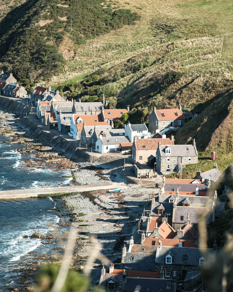 Looking down on the beautiful fishing village of Crovie. On a recent trip to the Aberdeenshire Coast. 

#crovie #scotland #photohour #photography