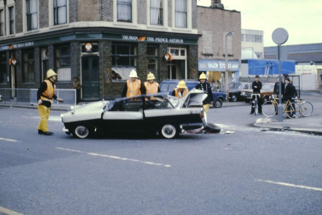 J252 in action RTC - Broad Lane Jnc Markfield Road GW Crew; StnO Watson SubO Lambert FF Downes FF Huckle +1 unknown 📸Thanks to Dave Seaman for todays #throwback.