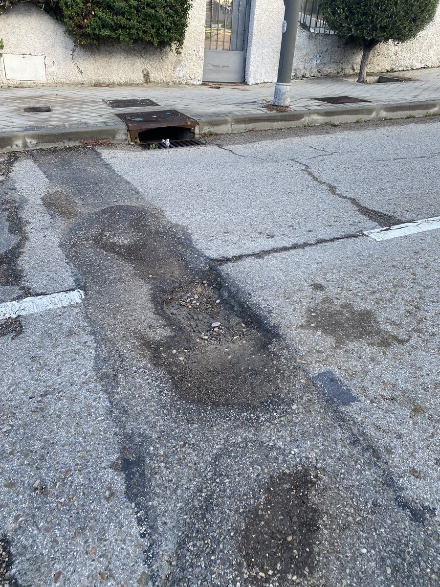 maca1972's tweet photo. Por favor @AytoMostoles @mbautista_pp serían tan amables de tapar estos agujeros del Paseo de Móstoles ( muy cerca de la intersección con Av. Sauces ) en #ParqueCoimbra, #Móstoles https://t.co/qcmBgyHmQv