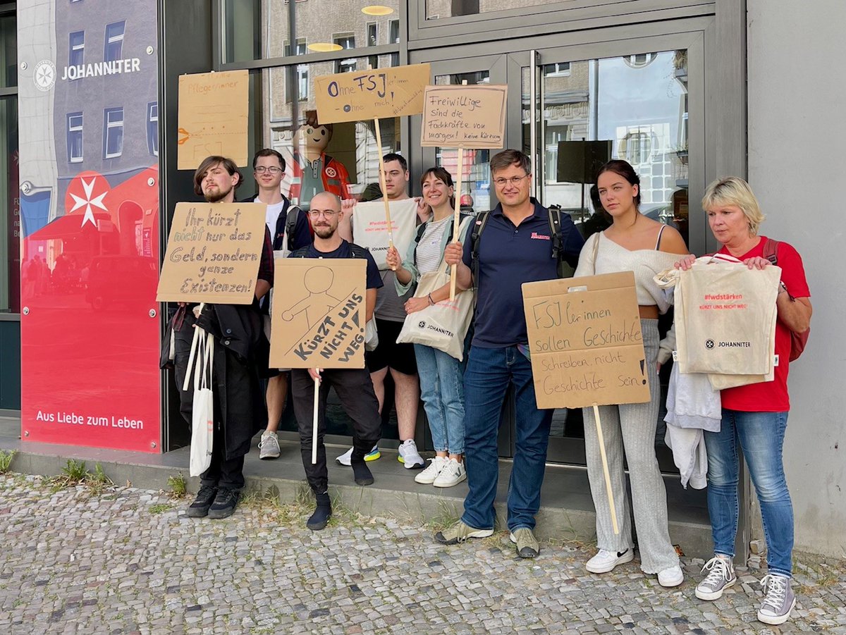 📣 Wir haben uns gemeinsam für die Freiwilligendienste stark gemacht: Bei einer Demo in Berlin, mit Plakataktionen & mit selbstgestalteten Postkarten für Bundestagsabgeordnete. Danke an alle Teilnehmenden! #KürztUnsNichtWeg #Freiwilligendienste #FWDstärken