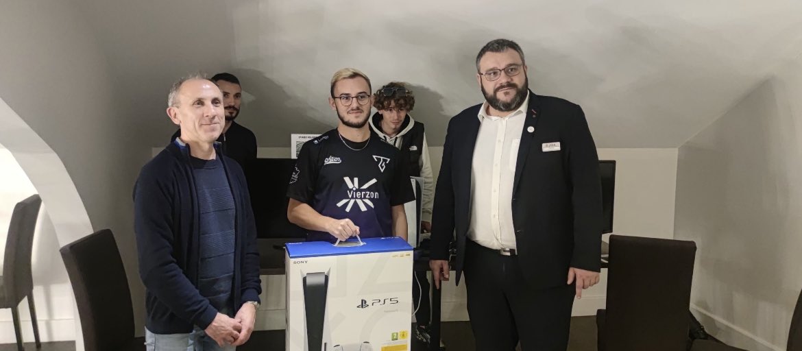 Félicitations à <a href="/xFR_ASENSIO_20/">Asensio</a> pour sa victoire au tournoi organisé par le Casino JOA de Lons le Saunier en partenariat avec Antares multimédia de Lons le Saunier 🏆🥳

Il remporte une console PS5 et a fièrement représenté nos couleurs a ce tournoi parfaitement organisé 😍

🟣⚫️
