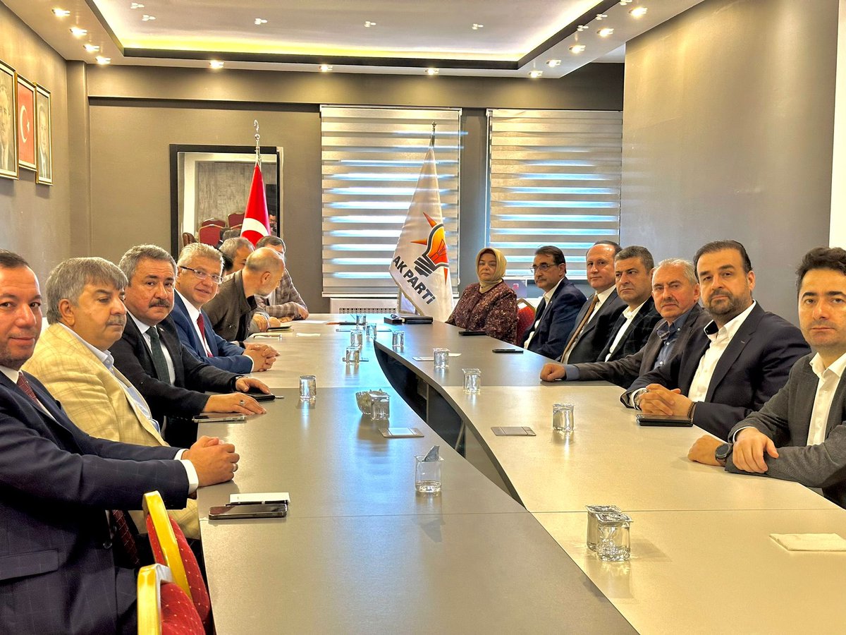 AK Parti il binamızda, geçmiş dönem AK Parti Eskişehir merkez ilçe başkanlarımızla bir araya gelerek şehrimizin güncel konularını ele aldık. 

Değerlendirmeleri ve nazik sohbetleri için kendilerine teşekkürlerimi iletiyorum.

#Eskisehiredeger