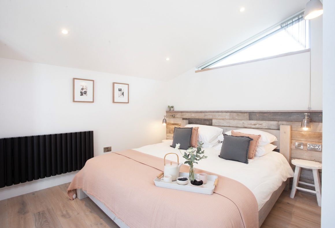 Save 10% on a Christmas escape at Galena, a dog-friendly coastal haven, just a minute from Polzeath Beach. Welcoming eight guests, enjoy festive feasts around the statement dining table, or warm up in the bubbling hot tub post-beach walk. Book here: latitude50.co.uk/explore-our-pr…