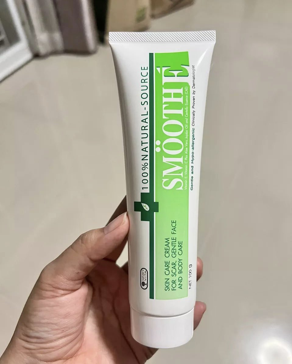 mwddaah's tweet photo. Ok menyesal tak beli Smooth E cream ni awal awal! Honestly was scared to try but memang betul gentle ya, bekas jerawat hilang &amp; kulit jadi makin smooth. Starting tonight, cuba include this in your night skincare routine 🫶 https://t.co/j9XBj7w2It