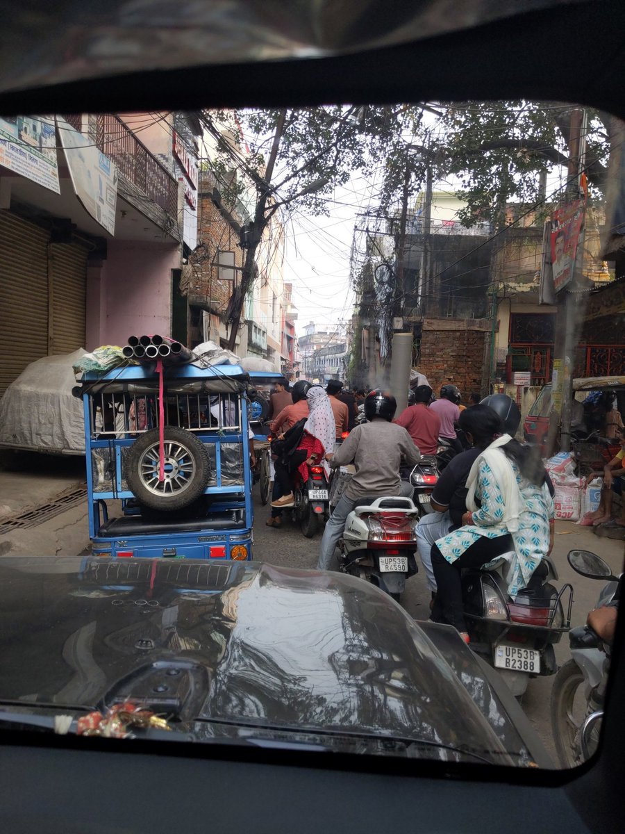 Akhiles8888's tweet photo. #Traffic 
चलान बहुत तेजी से कटता #gorakhpur में पर #Traffic के वक्त यह चलान काटने वाले लोग कहा चले जाते है 
@Dm_Gorakhpur 
@uptrafficpolice https://t.co/G4GS0u7HcJ