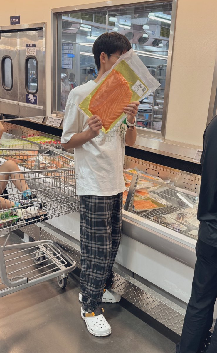 Yv_Surex's tweet photo. 我俩在这纠结了半小时了，吃个三文鱼还是吃个鳗鱼 https://t.co/TCgJqwCz0K