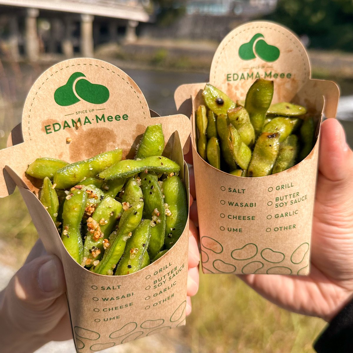 harapeko_jpn's tweet photo. 店名：SPICE UP EDAMA・Meee
最寄り駅：三条駅（京都）

8種類のフレーバーが楽しめる枝豆が最高！
厳選された枝豆は鮮度良く濃厚な味わいで、ペペロンチーノ味はニンニクと唐辛子の味が染みて相性抜群でやみつきに！
容器の背面にはガラ入れのポケットがついてあるので食べ歩きにも最適でした！
#PR https://t.co/zUul6pc8MF