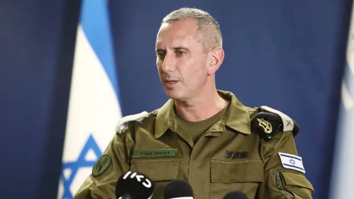 AzzamIzzulhaq's tweet photo. Sepagian ini sebetulnya saya dalam kondisi yg cukup khawatir. Layanan jaringan komunikasi di Gaza, Palestina kembali ‘black out’ (terputus). Tentara IDF melalui juru bicaranya, Daniel Hagati, menyatakan bahwa mereka sudah melakukan pengepungan sepenuhnya terhadap wilayah Gaza. Total encirclement. Zionis Israel sudah memisahkan kawasan Utara dan Selatan Gaza.

Coba perhatikan, di timeline tidak ada lagi ‘hal baru’ dari Gaza. Ya, karena komunikasi memang sedang terputus.

Tim media dan SAR tak bisa saling berkoordinasi. Ini tentunya beresiko tinggi karena ambulance bisa saja masuk ke ‘airstrike area’. PBB sudah tak bisa diharap lagi. Apalagi setelah 79 pekerjanya dari UNRWA meninggal dunia karena serangan udara.

Pantas saja Menteri Luar Negeri AS, Antony Blinken dalam 2 hari ini sibuk ke sana kemari mengunjungi negara-negara Arab. Termasuk menemui Presiden Otorita Palestina, Mahmoud Abbas.

Kita doakan bersama, makar yg direncanakan ini justru berbalik kepada Zionis Israel. Rencana IDF membumihanguskan Gaza semoga saja berbalik menjadi kuburan sempurna untuk mereka.