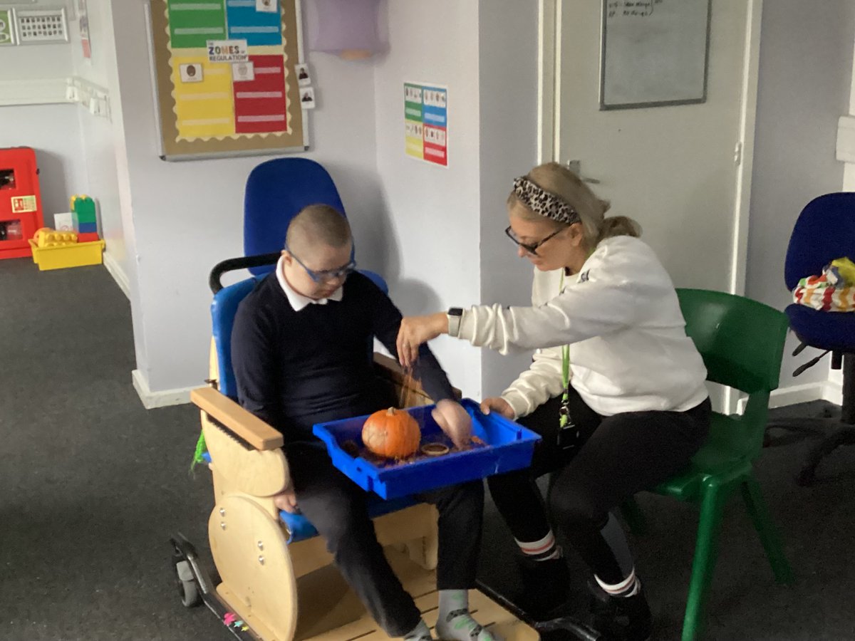 LARavensbourne's tweet photo. In Bayley class we have been enjoying painting for this weeks art lesson! #artlessons #SENSchool #artist #artwork #artsandcrafts #limetrust #Autism https://t.co/Nt4QviePxP