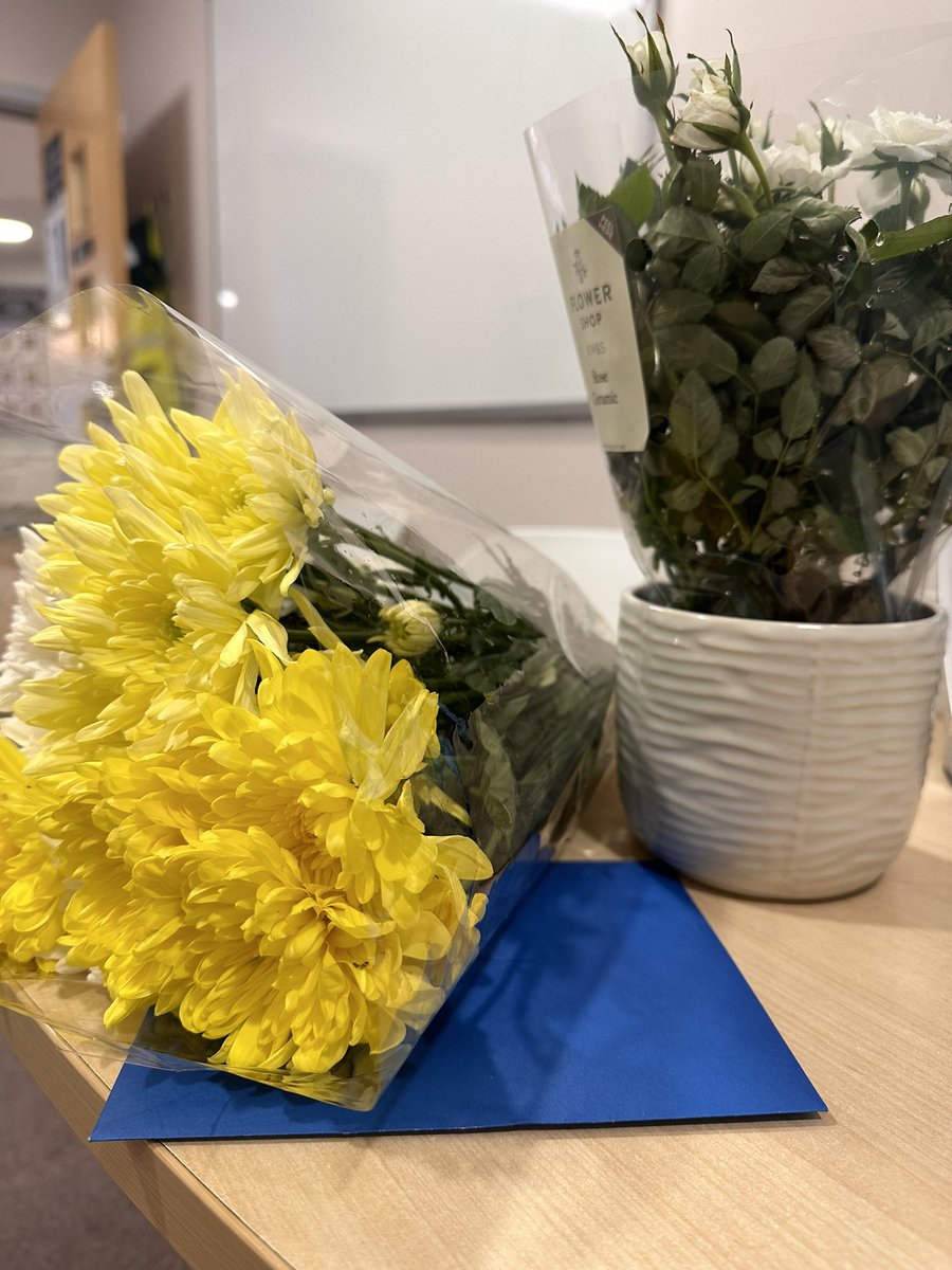 Lovely way to start the week, flowers and thanks from a patient for @Daisy_LGH and myself who is being discharged today 😊 @LGH_SPFT