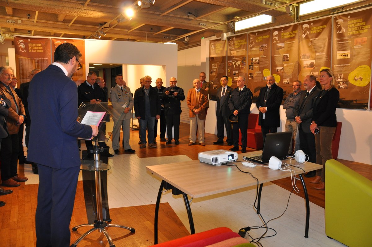 Prefet49's tweet photo. Vernissage de l’exposition « Regards sur les opérations extérieures ; du dévouement au sacrifice » en présence de Ph. CHOPIN @prefet49, Sylvère VESNIER, dir. dép. de @onacvg et des autorités militaires de la garnison #Angers

Au J, espace jeunesse @Angers jusqu'au 12 novembre https://t.co/WWk5K77aRn