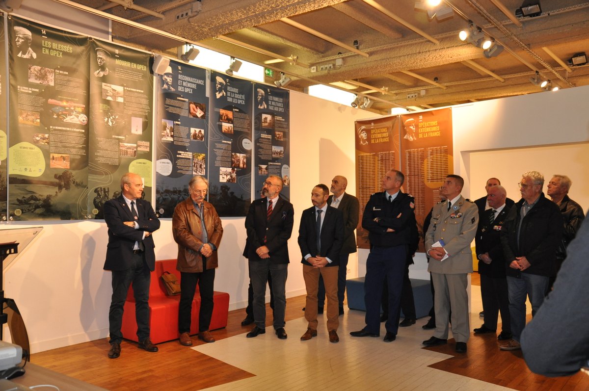 Prefet49's tweet photo. Vernissage de l’exposition « Regards sur les opérations extérieures ; du dévouement au sacrifice » en présence de Ph. CHOPIN @prefet49, Sylvère VESNIER, dir. dép. de @onacvg et des autorités militaires de la garnison #Angers

Au J, espace jeunesse @Angers jusqu'au 12 novembre https://t.co/WWk5K77aRn