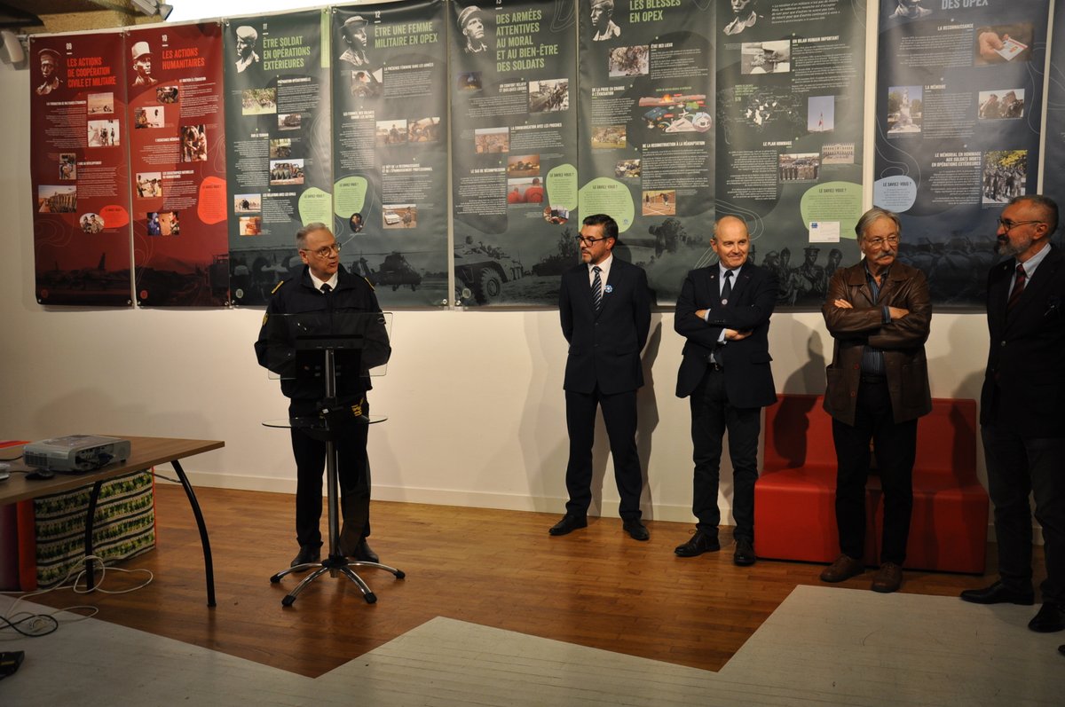Prefet49's tweet photo. Vernissage de l’exposition « Regards sur les opérations extérieures ; du dévouement au sacrifice » en présence de Ph. CHOPIN @prefet49, Sylvère VESNIER, dir. dép. de @onacvg et des autorités militaires de la garnison #Angers

Au J, espace jeunesse @Angers jusqu'au 12 novembre https://t.co/WWk5K77aRn