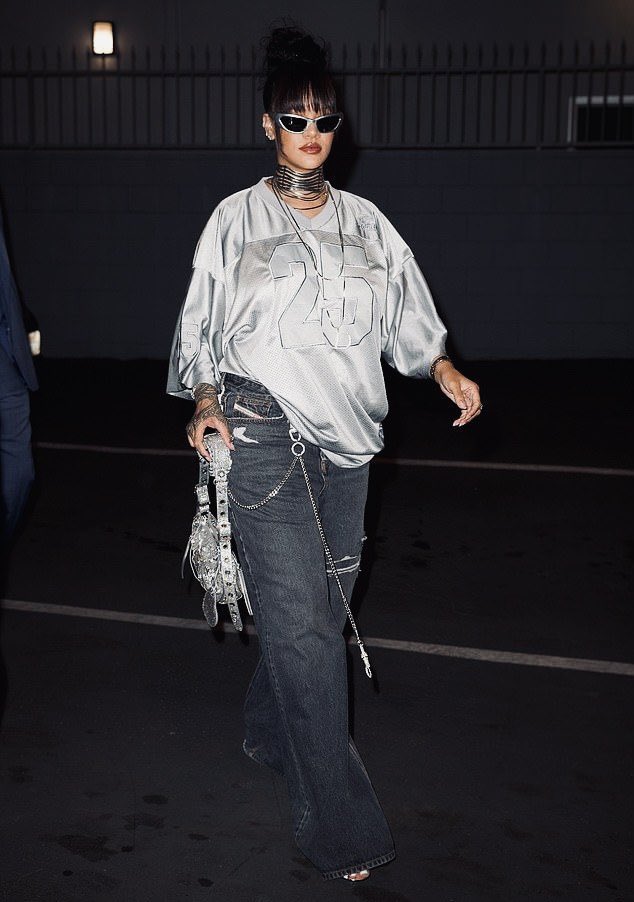 awgecentral's tweet photo. Rihanna’s fashion style is unmatched https://t.co/Eo6AtE1M8w