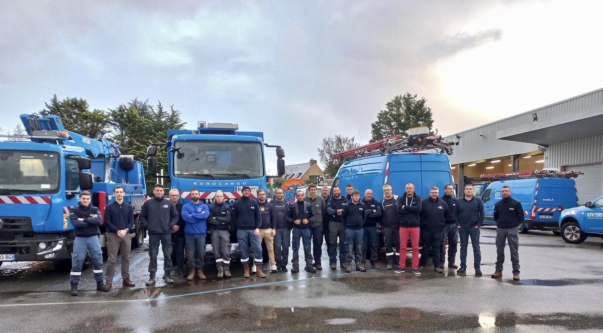 Veronique1Pauly's tweet image. [FIRE] Merci aux 32 collègues @enedis_picardie à pied d’œuvre dès ce matin à Vannes pour aider à la réalimentation ⚡️ des clients bretons impactés par #Ciaran. Votre sécurité et celle des clients est la priorité absolue ! #servicepublic #solidarité @JPLamarcade